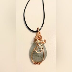 Elegant Wire-Wrapped Labradorite Gemstone Pendant Necklace